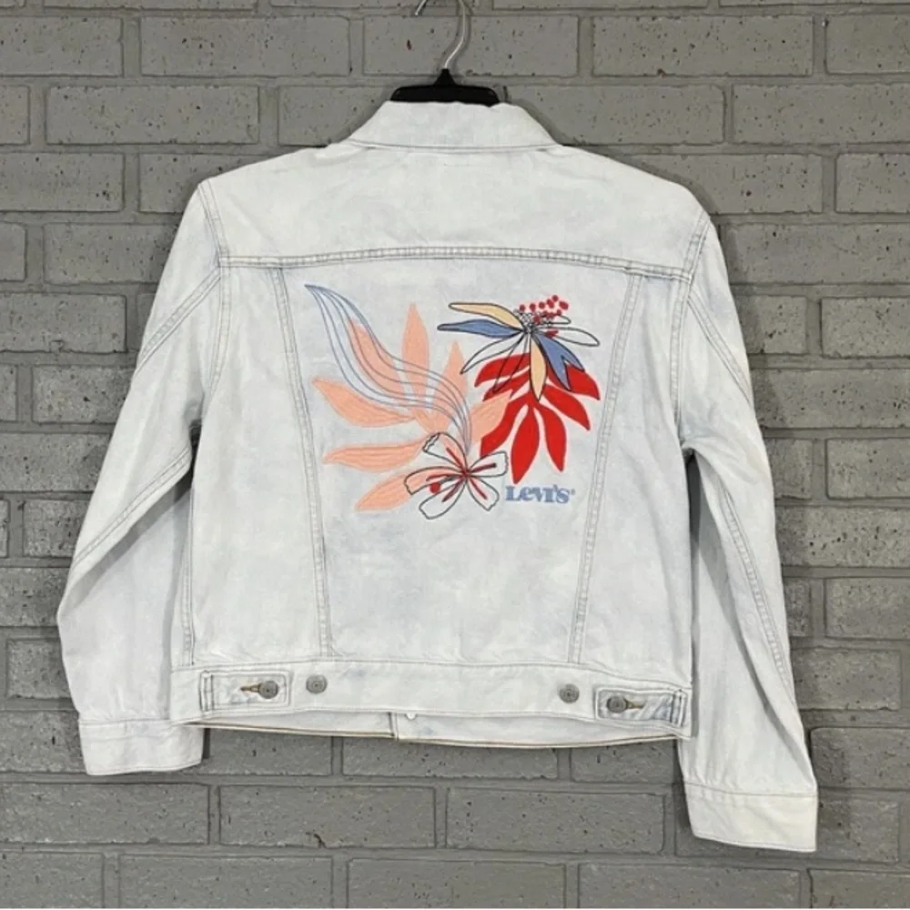 Levi's Women's Ex-Boyfriend Trucker denim jacket with floral embroidery - Picture 2 of 3
